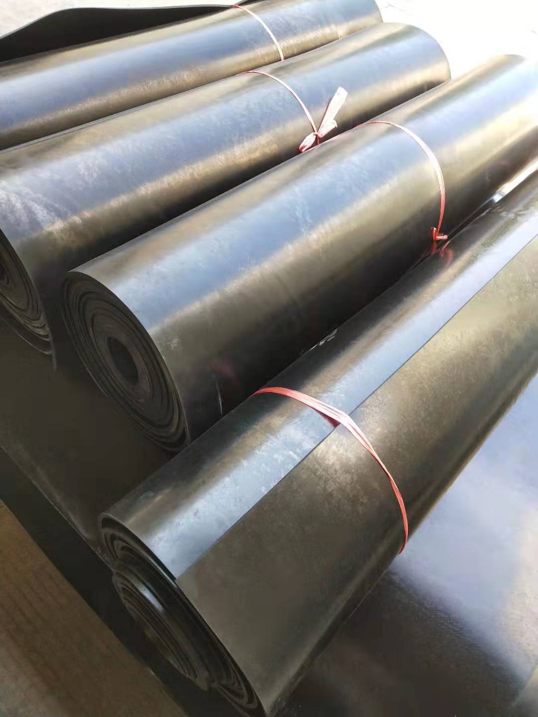 丁腈橡膠板：是由丁二烯和丙烯腈經(jīng)乳液聚合法制得的，丁腈橡膠主要采用低溫乳液聚合法生產(chǎn)。